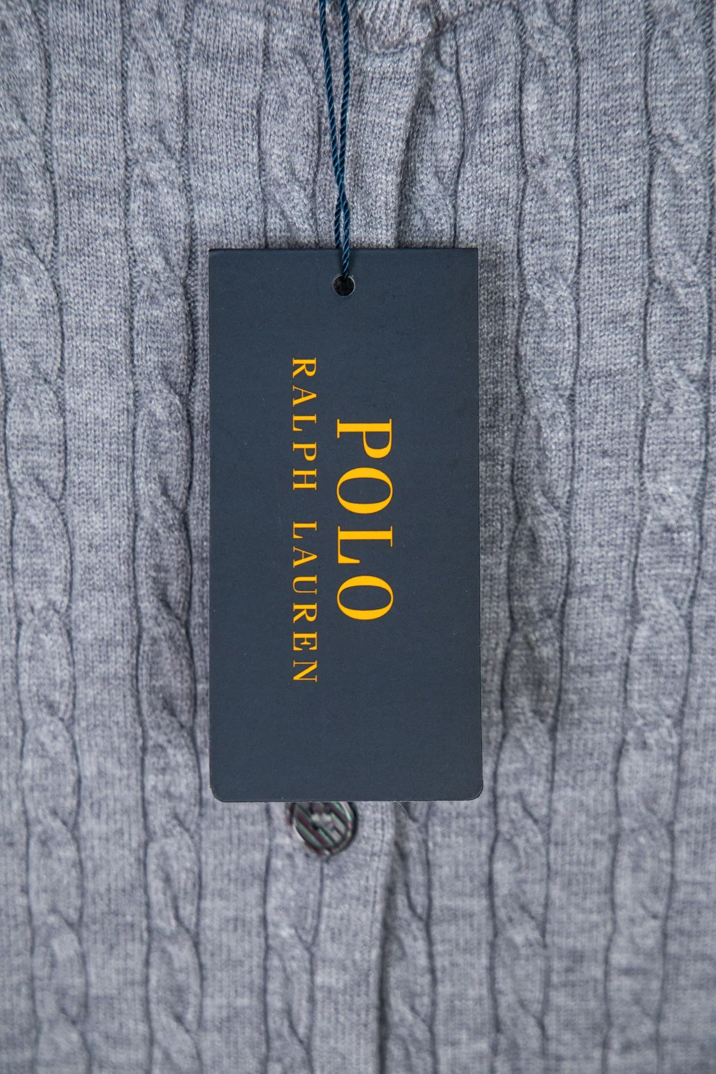 P190 Ralph Lauren Classic Round Neck Solid Color Pony Embroidered Logo Knitted Cardigan Long Sleeve Ralph Lauren Classic Basic Versatile Twist Knitted Cardigan Long Sleeve Main supply platform live broadcast Wholesale entity Replenish when out of stock Not removed from the shelves Quality 1:1 patterning Complete three standards Correct version of pony logo Imported quality cotton yarn Focus on high-end Cost-effective Good quality Needless to say Zhao Lusi's same style is really amazing, so sweet I'm so beautiful. This cardigan is really good-looking. It's simple and easy to wear. It's a must-have for goddess ootd. Good-looking clothes are never picky. A must-have in the wardrobe of goddesses. Size: S-XL. Color: black, apricot, gray, navy, red, white.